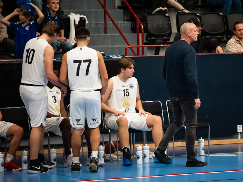 Ett lag och tränarna på bänken under match