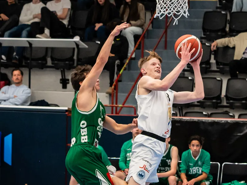 En spelare avslutar vid korgen